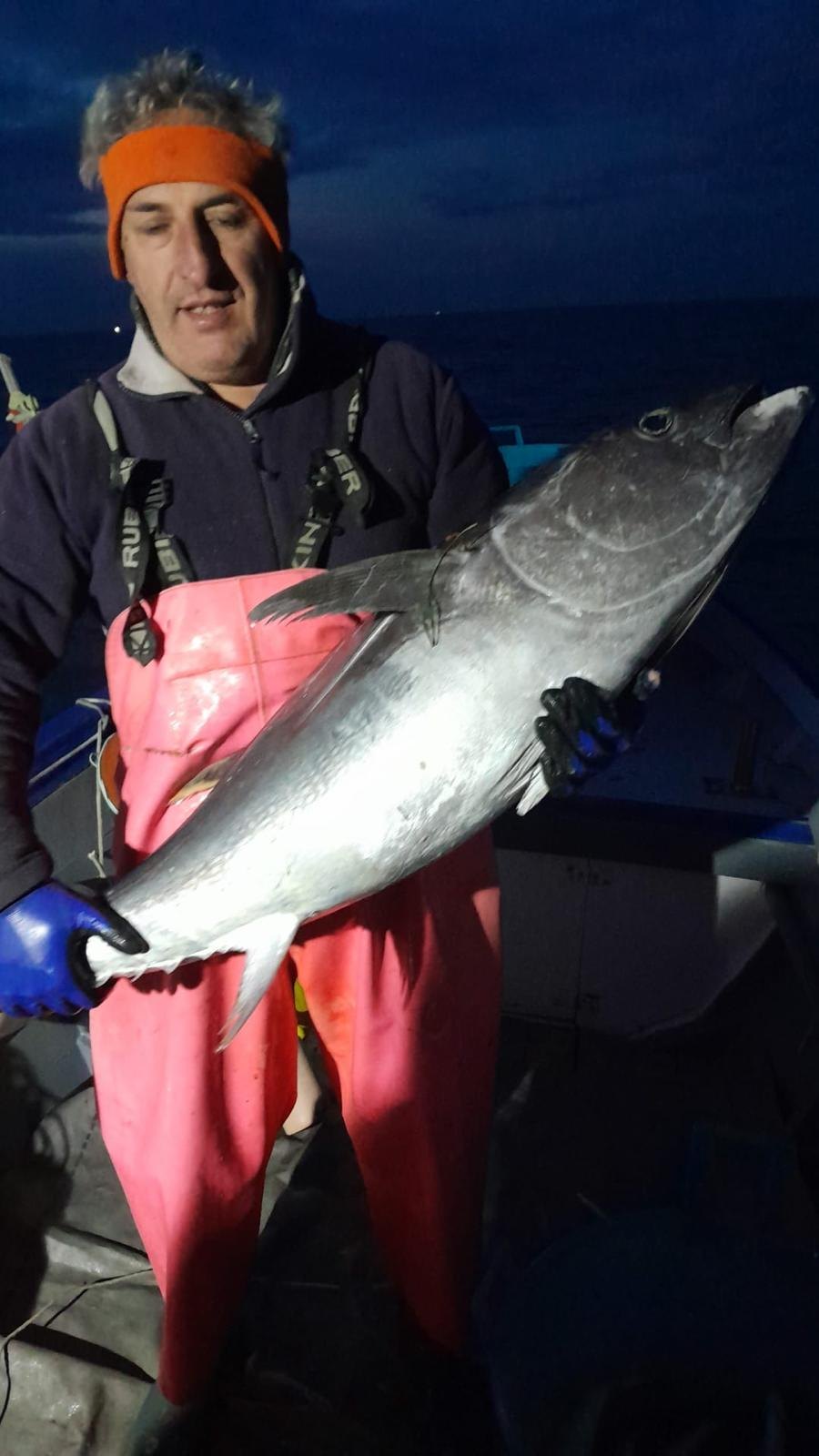 Elia con un tonno appena pescato